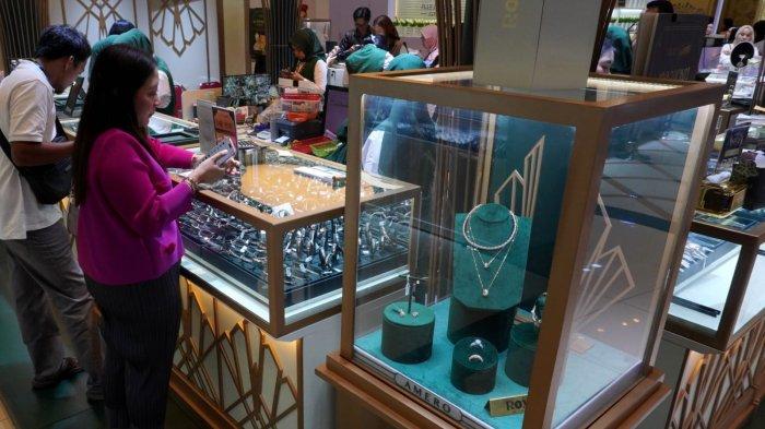 Pengunjung melihat produk perhiasan di salah satu stan pada gelaran Bandung Jewellery Fair 2025, di Sudirman Grand Ballroom, Jalan Jenderal Sudirman, Kota Bandung, Jawa Barat, Kamis (5/6/2025).