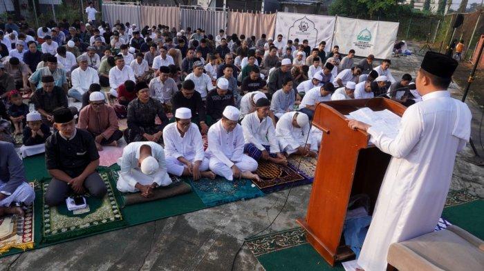 Umat Muslim menyimak khutbah setelah melaksanakan salat Iduladha 1446 H, di lapangan Masjid Al-Amanah, Rancamanyar Regency 1, Desa Rancamanyar, Kecamatan Baleendah, Kabupaten Bandung, Jawa Barat, Jumat (6/6/2025).