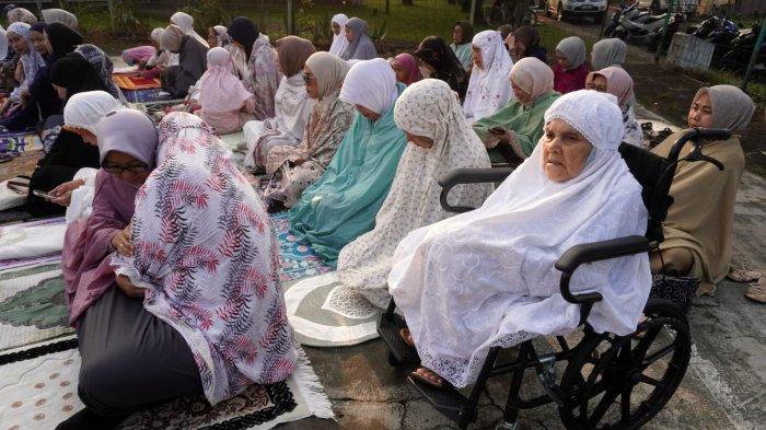 Umat Muslim menyimak khutbah setelah melaksanakan salat Iduladha 1446 H, di lapangan Masjid Al-Amanah, Rancamanyar Regency 1, Desa Rancamanyar, Kecamatan Baleendah, Kabupaten Bandung, Jawa Barat, Jumat (6/6/2025).