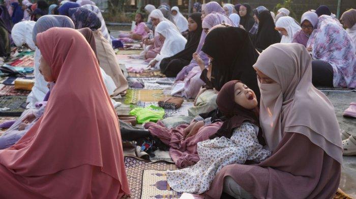 Umat Muslim menyimak khutbah setelah melaksanakan salat Iduladha 1446 H, di lapangan Masjid Al-Amanah, Rancamanyar Regency 1, Desa Rancamanyar, Kecamatan Baleendah, Kabupaten Bandung, Jawa Barat, Jumat (6/6/2025).