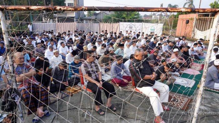 Umat Muslim menyimak khutbah setelah melaksanakan salat Iduladha 1446 H, di lapangan Masjid Al-Amanah, Rancamanyar Regency 1, Desa Rancamanyar, Kecamatan Baleendah, Kabupaten Bandung, Jawa Barat, Jumat (6/6/2025).