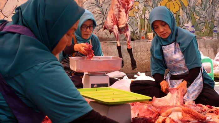 Petugas memotong, menimbang, dan mengemas daging kurban pada Iduladha 1446 H, di halaman belakang Masjid Al-Ukhuwwah, Kota Bandung, Jawa Barat, Sabtu (7/6/2025).