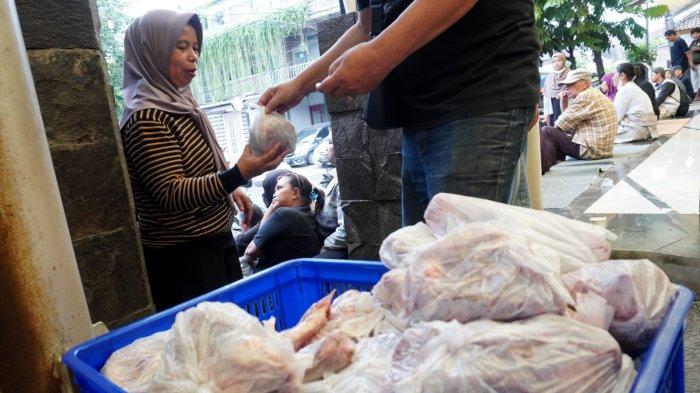 Petugas membagikan daging kurban kepada mustahik yang telah memiliki kupon di area depan Masjid Al-Lathiif, Kota Bandung, Jawa Barat, Sabtu (7/6/2025).