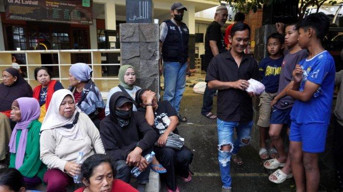 Seorang mustahik yang sebelumnya telah memiliki kupon menerima daging kurban pada Iduladha 1446 H, di area depan Masjid Al-Lathiif, Kota Bandung, Jawa Barat, Sabtu (7/6/2025).