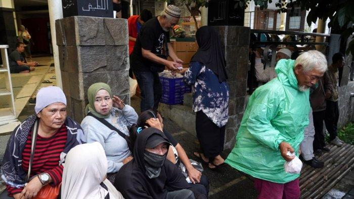 Petugas membagikan daging kurban kepada mustahik yang telah memiliki kupon di area depan Masjid Al-Lathiif, Kota Bandung, Jawa Barat, Sabtu (7/6/2025).