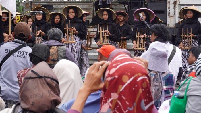 Massa yang tergabung dalam Koalisi Gerakan Rakyat Selamatkan Bumi (Gerak Sabumi) menggelar aksi unjuk rasa dalam bentuk Panggung Rakyat di depan Gedung Sate, Jalan Diponegoro, Kota Bandung, Jawa Barat, Selasa (10/6/2025).