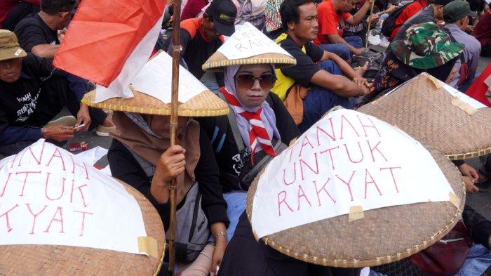 Massa yang tergabung dalam Koalisi Gerakan Rakyat Selamatkan Bumi (Gerak Sabumi) menggelar aksi unjuk rasa dalam bentuk Panggung Rakyat di depan Gedung Sate, Jalan Diponegoro, Kota Bandung, Jawa Barat, Selasa (10/6/2025).