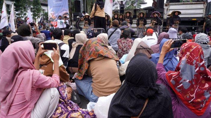 Massa yang tergabung dalam Koalisi Gerakan Rakyat Selamatkan Bumi (Gerak Sabumi) menggelar aksi unjuk rasa dalam bentuk Panggung Rakyat di depan Gedung Sate, Jalan Diponegoro, Kota Bandung, Jawa Barat, Selasa (10/6/2025).