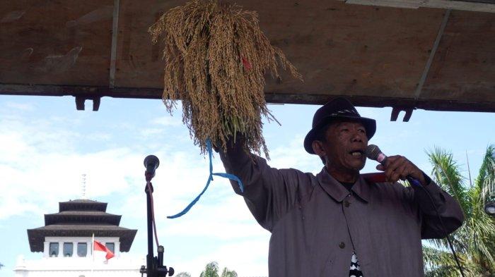 Massa yang tergabung dalam Koalisi Gerakan Rakyat Selamatkan Bumi (Gerak Sabumi) menggelar aksi unjuk rasa dalam bentuk Panggung Rakyat di depan Gedung Sate, Jalan Diponegoro, Kota Bandung, Jawa Barat, Selasa (10/6/2025).