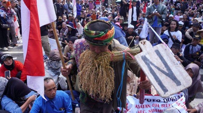 Massa yang tergabung dalam Koalisi Gerakan Rakyat Selamatkan Bumi (Gerak Sabumi) menggelar aksi unjuk rasa dalam bentuk Panggung Rakyat di depan Gedung Sate, Jalan Diponegoro, Kota Bandung, Jawa Barat, Selasa (10/6/2025).