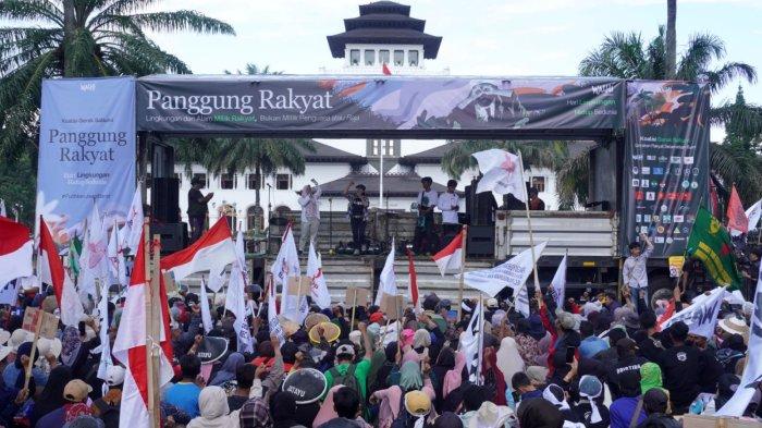 Massa yang tergabung dalam Koalisi Gerakan Rakyat Selamatkan Bumi (Gerak Sabumi) menggelar aksi unjuk rasa dalam bentuk Panggung Rakyat di depan Gedung Sate, Jalan Diponegoro, Kota Bandung, Jawa Barat, Selasa (10/6/2025).
