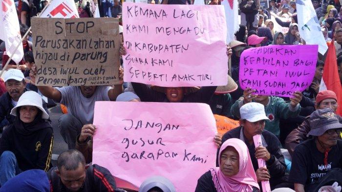 Massa yang tergabung dalam Koalisi Gerakan Rakyat Selamatkan Bumi (Gerak Sabumi) menggelar aksi unjuk rasa dalam bentuk Panggung Rakyat di depan Gedung Sate, Jalan Diponegoro, Kota Bandung, Jawa Barat, Selasa (10/6/2025).
