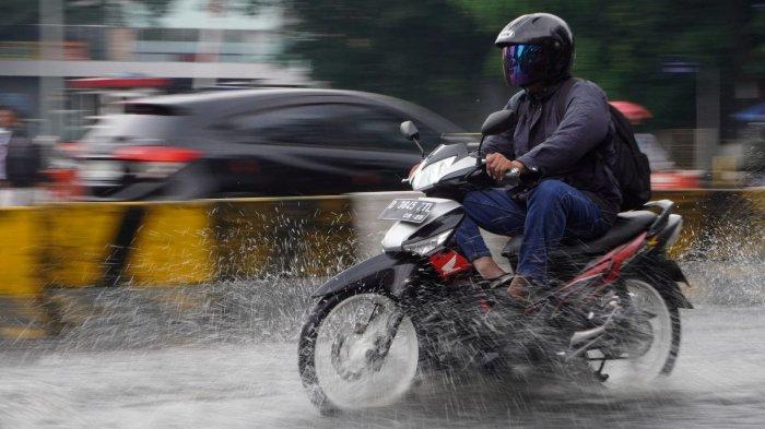 Kendaraan bermotor melintasi banjir cileuncang yang menggenangi permukaan Jalan Leuwipanjang, Kota Bandung, Jawa Barat, Rabu (11/6/2025).