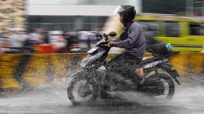 Kendaraan bermotor melintasi banjir cileuncang yang menggenangi permukaan Jalan Leuwipanjang, Kota Bandung, Jawa Barat, Rabu (11/6/2025).