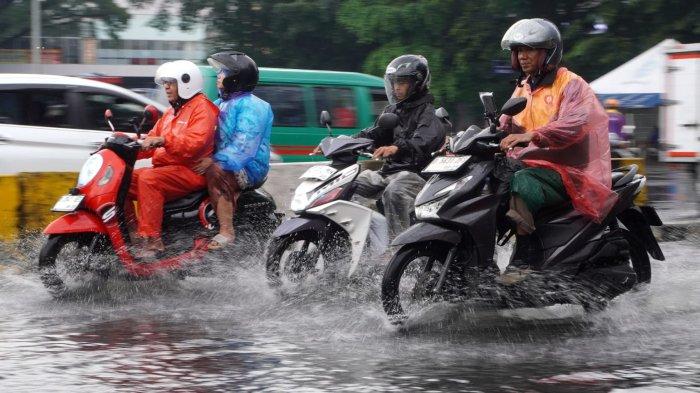 Kendaraan bermotor melintasi banjir cileuncang yang menggenangi permukaan Jalan Leuwipanjang, Kota Bandung, Jawa Barat, Rabu (11/6/2025).