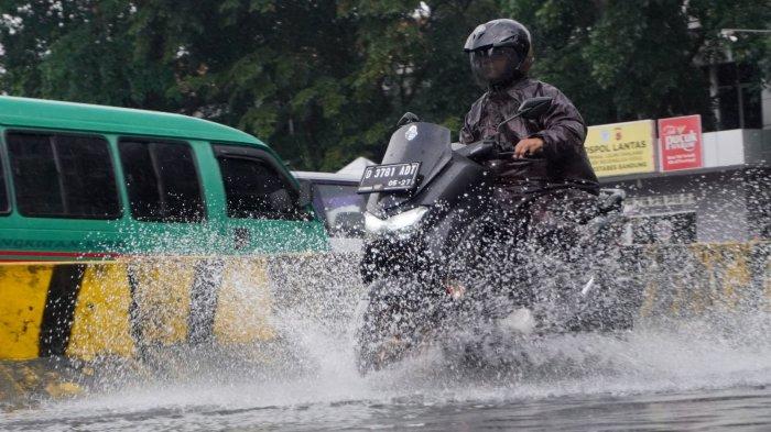 Kendaraan bermotor melintasi banjir cileuncang yang menggenangi permukaan Jalan Leuwipanjang, Kota Bandung, Jawa Barat, Rabu (11/6/2025).