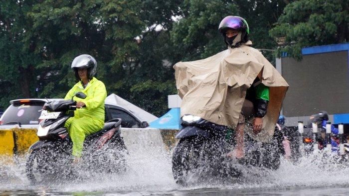 Kendaraan bermotor melintasi banjir cileuncang yang menggenangi permukaan Jalan Leuwipanjang, Kota Bandung, Jawa Barat, Rabu (11/6/2025).