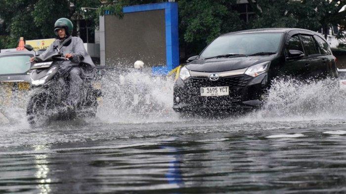 Kendaraan bermotor melintasi banjir cileuncang yang menggenangi permukaan Jalan Leuwipanjang, Kota Bandung, Jawa Barat, Rabu (11/6/2025).