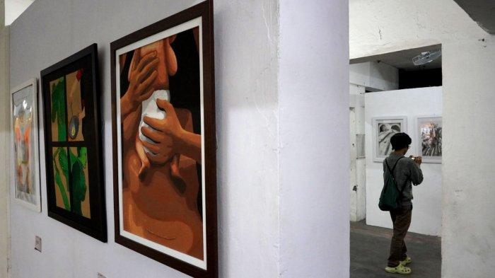 Pengunjung mengamati karya seni rupa pada Pameran Studi Seni Sketsa dan Drawing bertema 