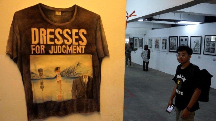 Pengunjung mengamati karya seni rupa pada Pameran Studi Seni Sketsa dan Drawing bertema 