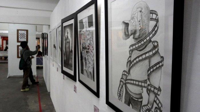 Pengunjung mengamati karya seni rupa pada Pameran Studi Seni Sketsa dan Drawing bertema 