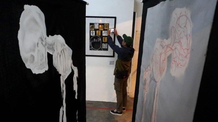 Pengunjung mengamati karya seni rupa pada Pameran Studi Seni Sketsa dan Drawing bertema 