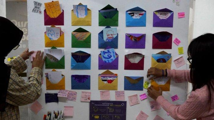 Pengunjung mengamati karya seni rupa pada Pameran Studi Seni Sketsa dan Drawing bertema 