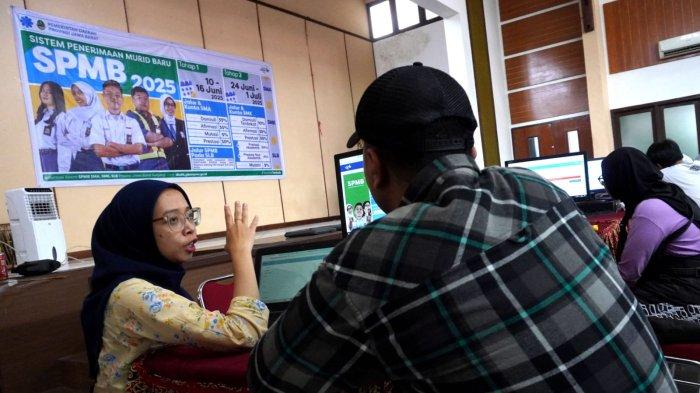 Petugas melayani orang tua/wali mendaftarkan calon siswa dalam Sistem Penerimaan Murid Baru Jawa Barat (SPMB) Jabar 2025, di SMA Negeri 1, Jalan Ir H Djuanda, Kota Bandung, Jawa Barat, Kamis (12/6/2025).
