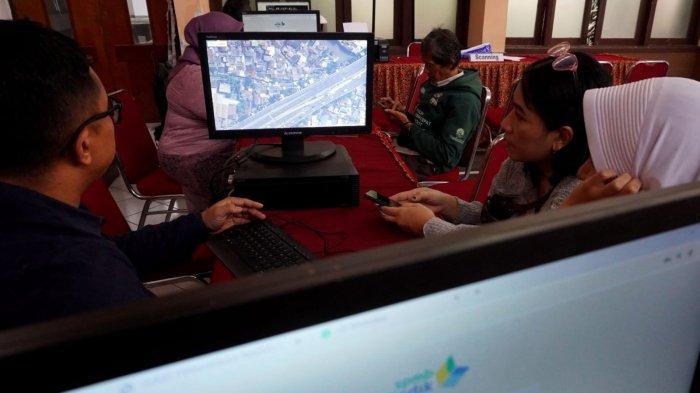 Petugas melayani orang tua/wali mendaftarkan calon siswa dalam Sistem Penerimaan Murid Baru Jawa Barat (SPMB) Jabar 2025, di SMA Negeri 1, Jalan Ir H Djuanda, Kota Bandung, Jawa Barat, Kamis (12/6/2025).