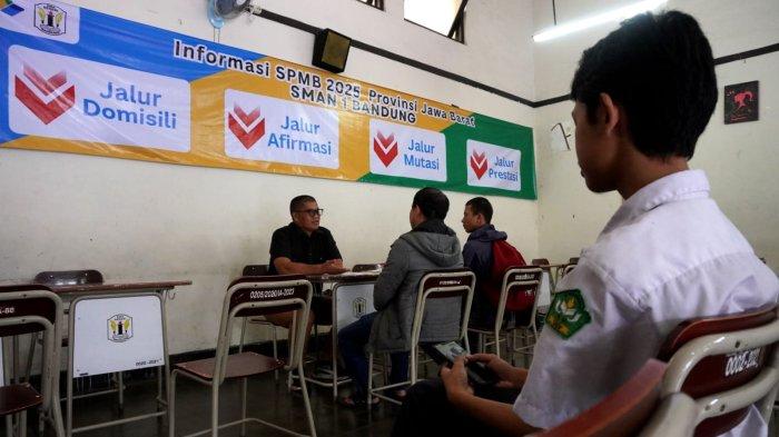Petugas melayani orang tua/wali mendaftarkan calon siswa dalam Sistem Penerimaan Murid Baru Jawa Barat (SPMB) Jabar 2025, di SMA Negeri 1, Jalan Ir H Djuanda, Kota Bandung, Jawa Barat, Kamis (12/6/2025).