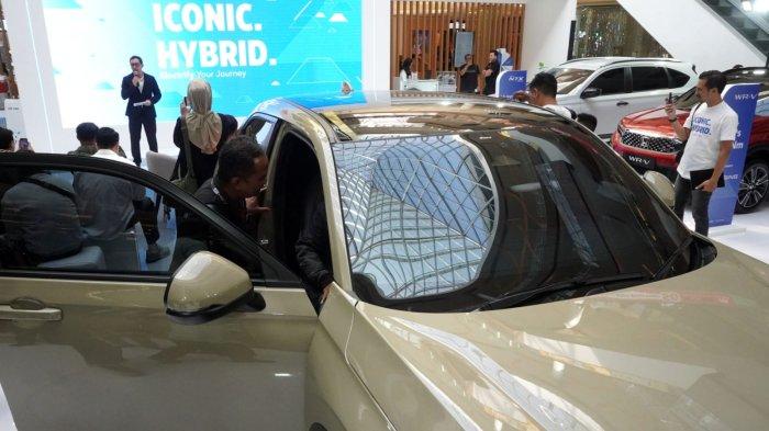 Operational Director Honda Bandung Center (HBC), Iwan Tjandradinata dalam sambutannya memperkenalkan New Honda HR-V RS e:HEV pada acara Honda Exhibition, di Atrium Trans Studio Mall (TSM), Kota Bandung, Jawa Barat, Jumat (13/6/2025).