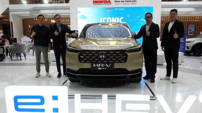 President Director Honda Bandung Center (HBC) Ang Kok Bin (kedua kiri), Director HBC Iwan Tjandradinata (kedua kanan), Junior Area Sales Manager HBC Kevin Hartono (kanan), dan Direktur Dealer Honda IRM Adi Dharma Harjadi memperkenalkan New Honda HR-V RS e:HEV pada acara Honda Exhibition, di Atrium Trans Studio Mall (TSM), Kota Bandung, Jawa Barat, Jumat (13/6/2025).