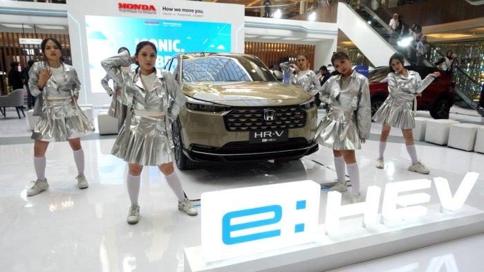 Sejumlah penari memperkenalkan New Honda HR-V RS e:HEV pada acara Honda Exhibition, di Atrium Trans Studio Mall (TSM), Kota Bandung, Jawa Barat, Jumat (13/6/2025).