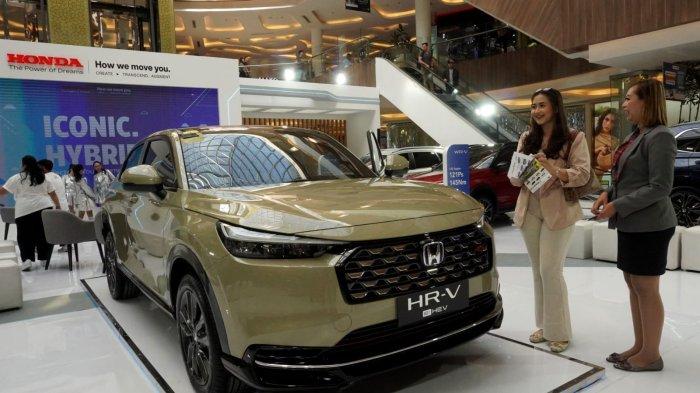 Petugas pemasaran mendampingi pengunjung melihat-lihat New Honda HR-V RS e:HEV pada acara Honda Exhibition, di Atrium Trans Studio Mall (TSM), Kota Bandung, Jawa Barat, Jumat (13/6/2025).