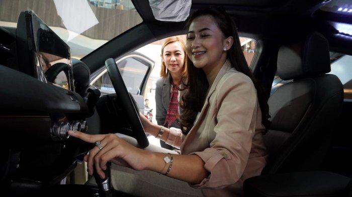 Petugas pemasaran mendampingi pengunjung melihat-lihat New Honda HR-V RS e:HEV pada acara Honda Exhibition, di Atrium Trans Studio Mall (TSM), Kota Bandung, Jawa Barat, Jumat (13/6/2025).