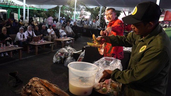 Penyuluh Lingkungan Hidup DLH Kota Bandung, Dedy Dharmawan menyampaikan materi memilah dan mengolah sampah rumah tangga jenis organik dan anorganik saat Sharing Session Zero Waste dalam gelaran Festival Harmoni bertema 