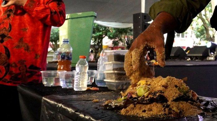Penyuluh Lingkungan Hidup DLH Kota Bandung, Dedy Dharmawan menyampaikan materi memilah dan mengolah sampah rumah tangga jenis organik dan anorganik saat Sharing Session Zero Waste dalam gelaran Festival Harmoni bertema 