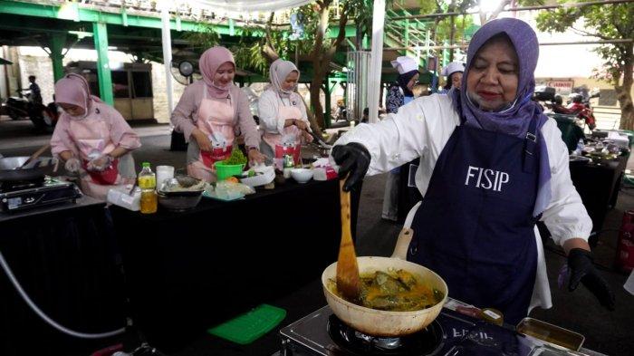 Peserta dari IIKU Unpas mengikuti kompetisi masak masakan keluarga dalam gelaran Festival Harmoni bertema 