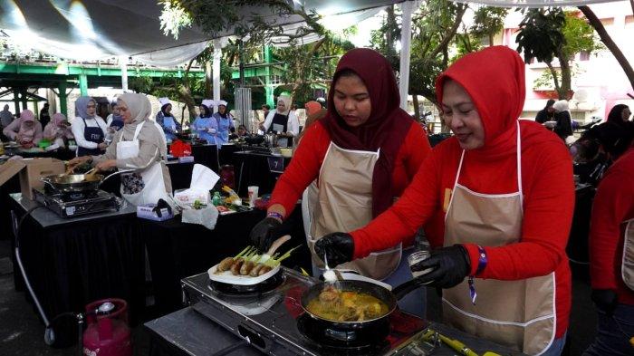 Peserta dari IIKU Unpas mengikuti kompetisi masak masakan keluarga dalam gelaran Festival Harmoni bertema 