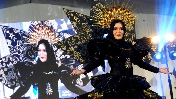 Peserta dari IIKU Unpas mengikuti kompetisi Green Recycle Fashion Show dalam gelaran Festival Harmoni bertema 