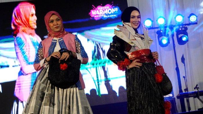 Peserta dari IIKU Unpas mengikuti kompetisi Green Recycle Fashion Show dalam gelaran Festival Harmoni bertema 