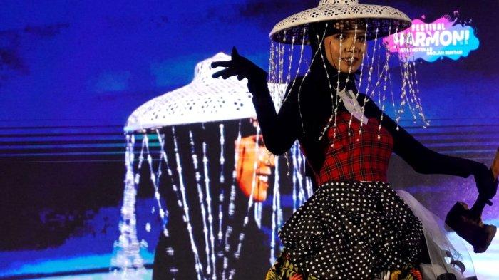 Peserta dari IIKU Unpas mengikuti kompetisi Green Recycle Fashion Show dalam gelaran Festival Harmoni bertema 