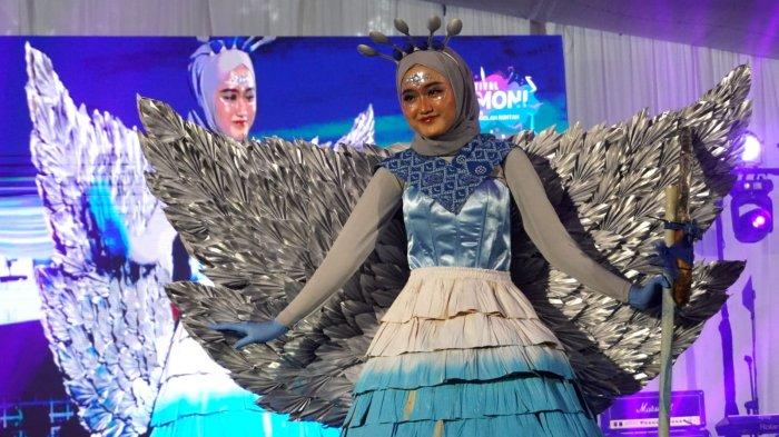 Peserta dari IIKU Unpas mengikuti kompetisi Green Recycle Fashion Show dalam gelaran Festival Harmoni bertema 