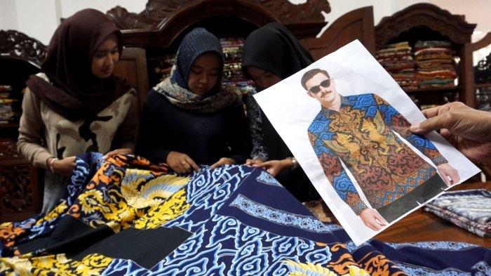 Pemilik Batik Komar, Komarudin Kudiya memperlihatkan gambar desain batik hasil platform kecerdasan buatan/artificial intelegence (AI) dengan yang sudah diaplikasikan pada kain, di Kampung Batik AI Rumah Batik Komar, Jalan Cigadung Raya Timur, Kota Bandung, Jawa Barat, Senin (16/6/2025).