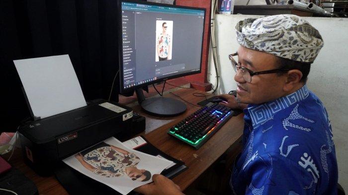 Pemilik Batik Komar, Komarudin Kudiya mempraktikan cara membuat prompt desain visual batik dengan platform kecerdasan buatan/artificial intelegence (AI), di Kampung Batik AI Rumah Batik Komar, Jalan Cigadung Raya Timur, Kota Bandung, Jawa Barat, Senin (16/6/2025).