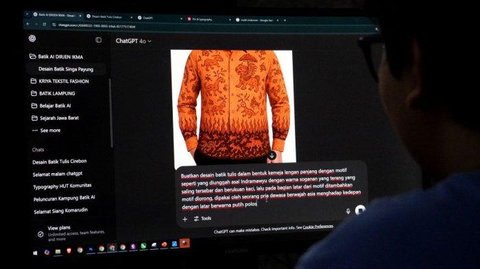 Pekerja membuat prompt desain visual batik dengan platform kecerdasan buatan/artificial intelegence (AI), di Kampung Batik AI Rumah Batik Komar, Jalan Cigadung Raya Timur, Kota Bandung, Jawa Barat, Senin (16/6/2025).