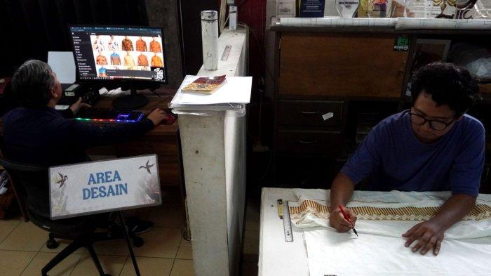 Pekerja membuat desain visual batik dengan platform kecerdasan buatan/artificial intelegence (AI), di Kampung Batik AI Rumah Batik Komar, Jalan Cigadung Raya Timur, Kota Bandung, Jawa Barat, Senin (16/6/2025).