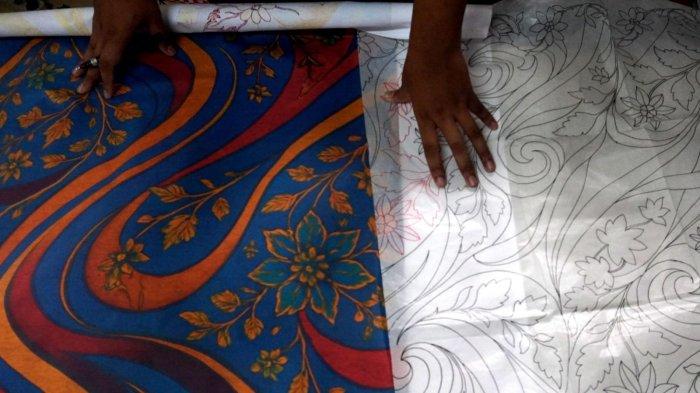 Pekerja menggambar ulang desain visual batik hasil platform kecerdasan buatan/artificial intelegence (AI), di Kampung Batik AI Rumah Batik Komar, Jalan Cigadung Raya Timur, Kota Bandung, Jawa Barat, Senin (16/6/2025).