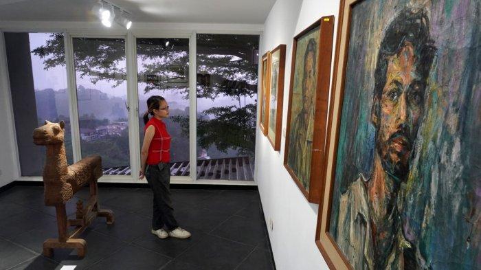 engunjung mengamati sejumlah karya Gregorius Sidharta Soegijo dalam pameran seni rupa bertajuk 