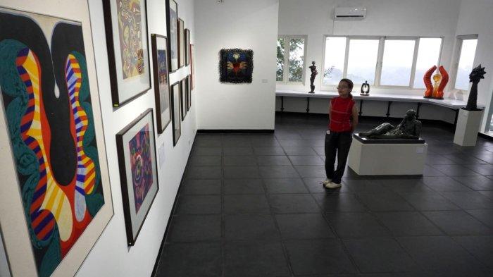 Pengunjung mengamati sejumlah karya Gregorius Sidharta Soegijo dalam pameran seni rupa bertajuk 